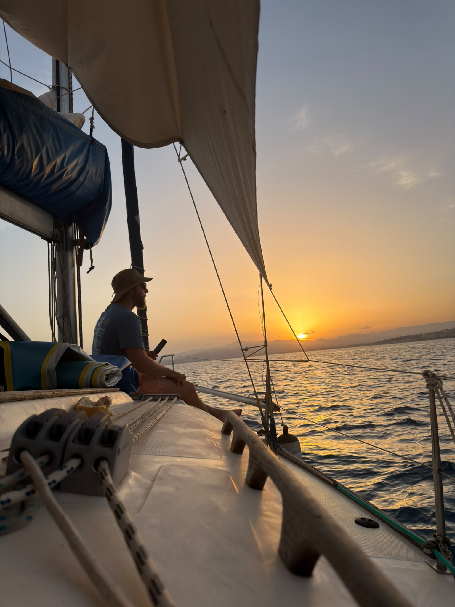 En cubierta al atardecer, a bordo de El Velero