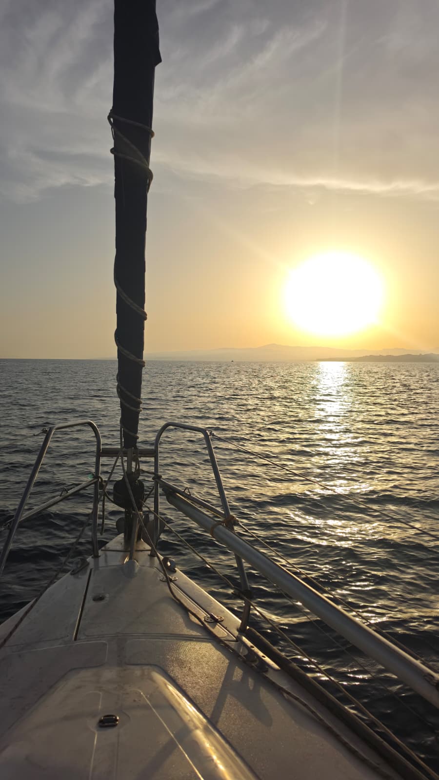 La proa al atardecer, con el sol bajo sobre el mar