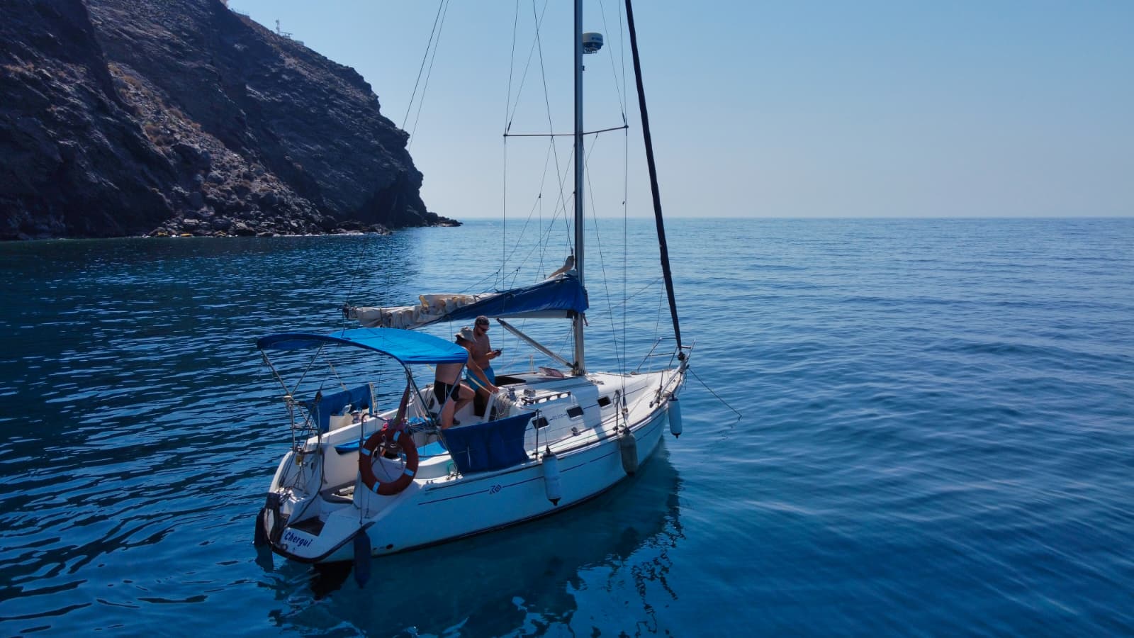 El Velero fondeado en una cala
